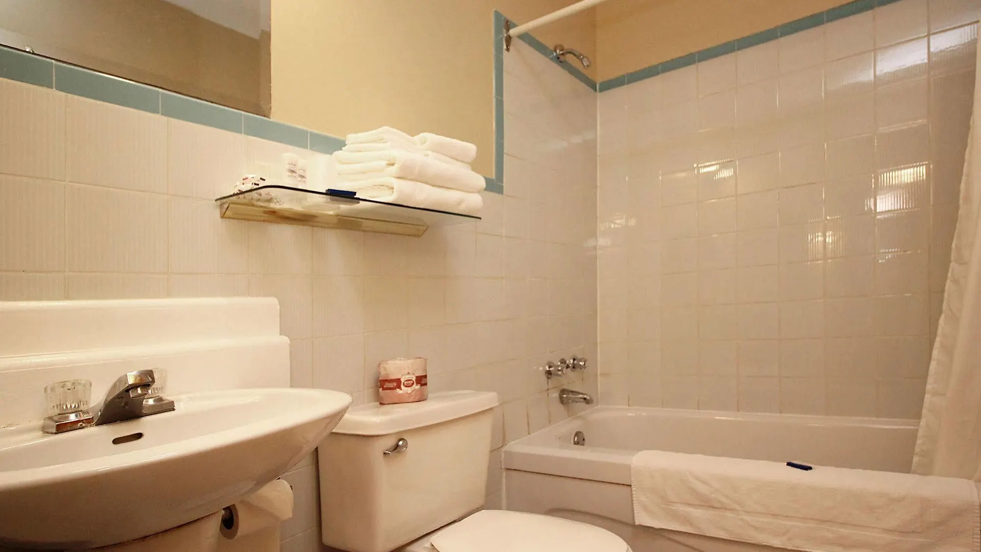 Hotel Champ De Mars Montreal